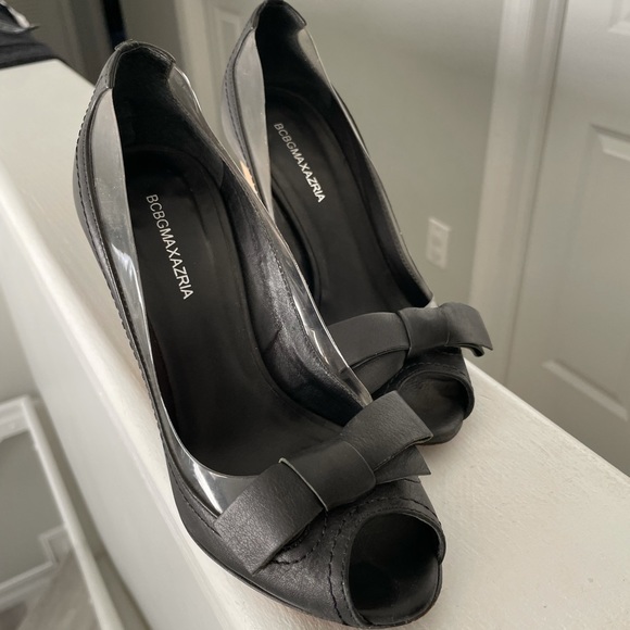 BCBG MAXAZRIA Black pumps with clear details and bow in size 5 - Picture 4 of 9